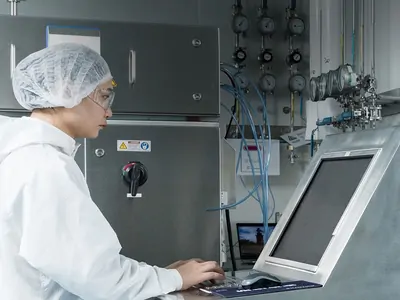 woman working in lab MODA